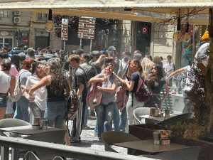 Lanci di farina e uova tra studenti al Vomero per festeggiare la fine della scuola: arriva la polizia