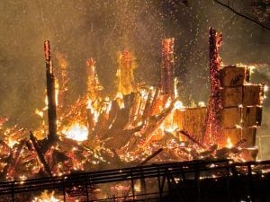 Incendio presso il sito archeologico di Longola