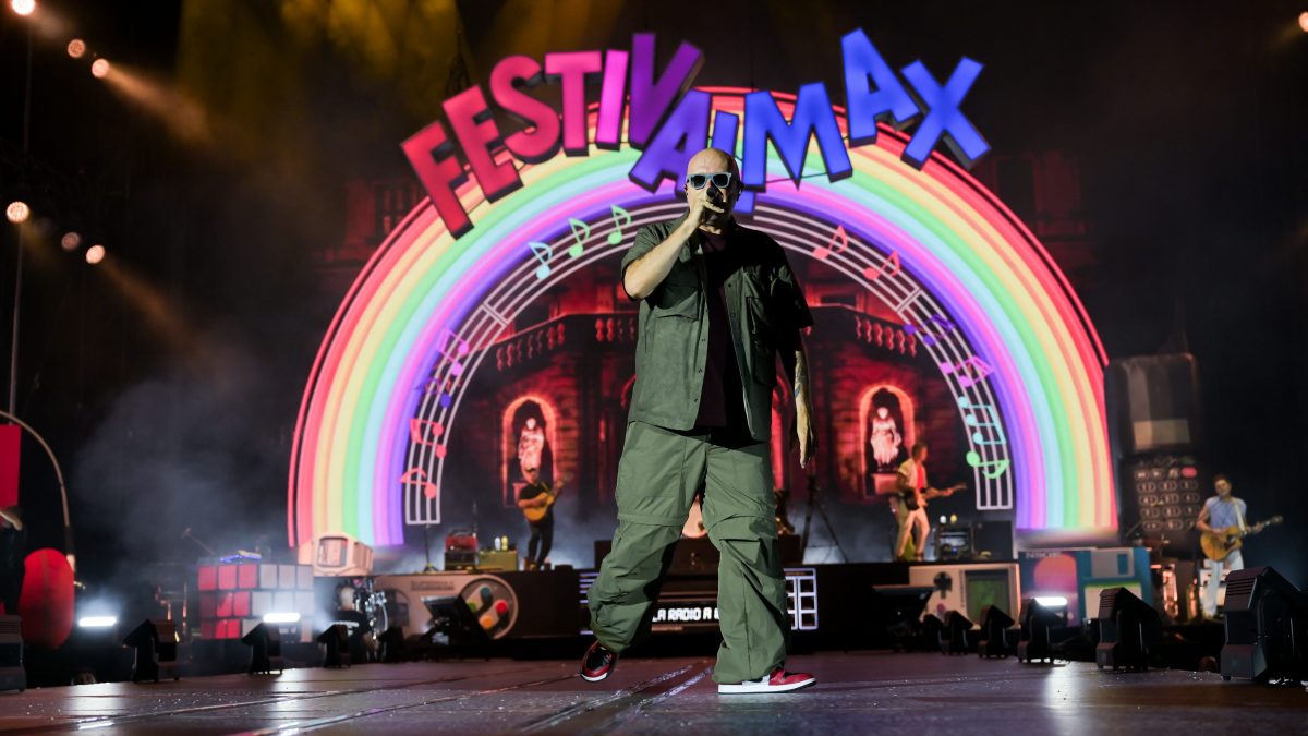 Max Pezzali durante il concerto al Maradona di Napoli