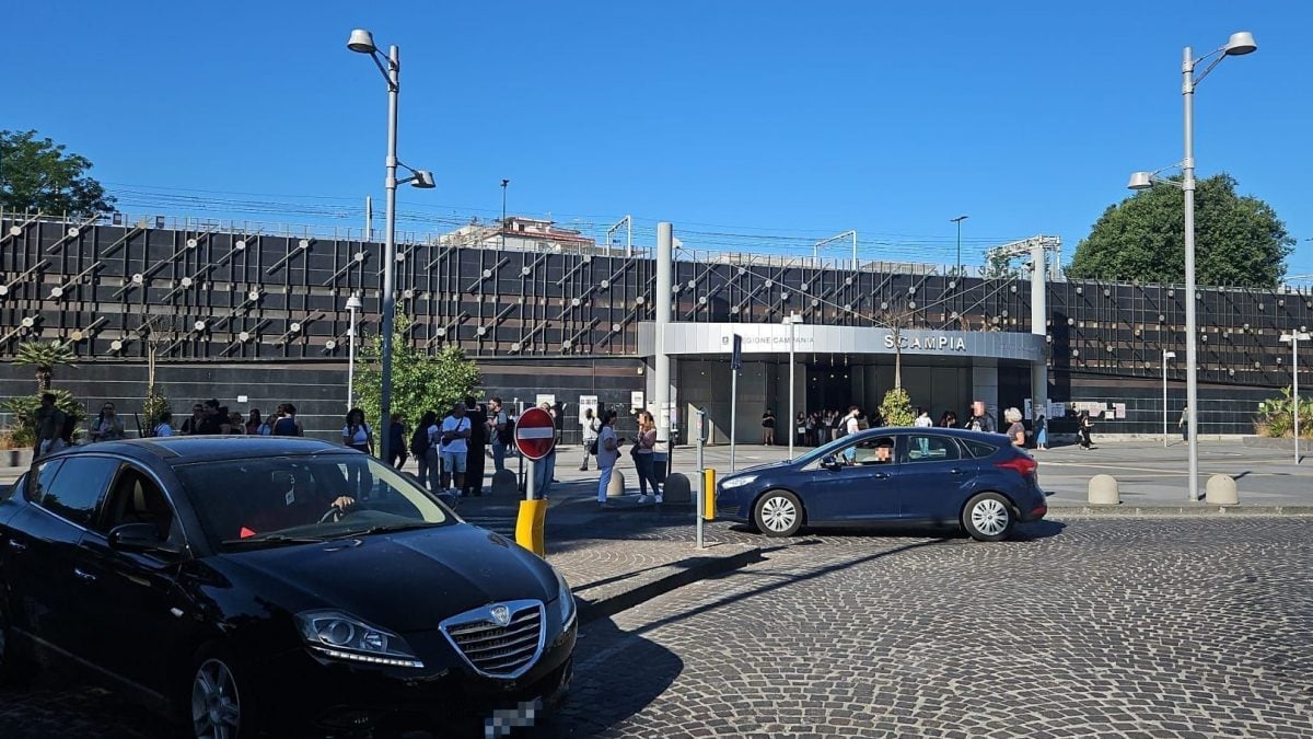 La metro Linea 1 a Scampia chiusa oggi per guasto / Fanpage.it