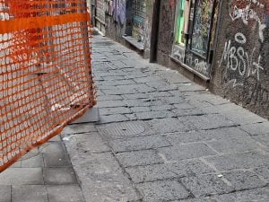 “La Soprintendenza fermi i lavori a via Mezzocannone rifatta in due colori”: protesta dei residenti del centro di Napoli