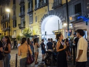 Bar e ristoranti a Chiaia e in centro a Napoli contro l’ordi