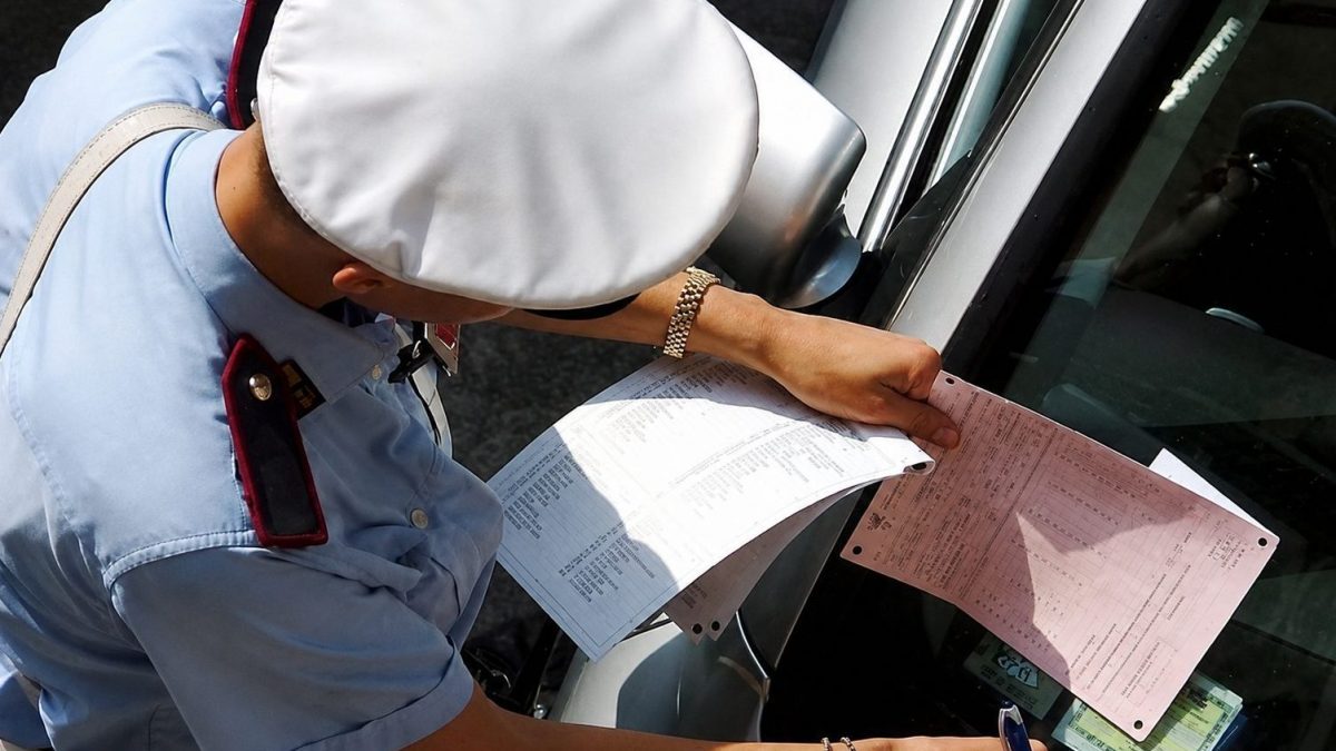 Un agente di polizia locale eleva una multa / Immagine di repertorio