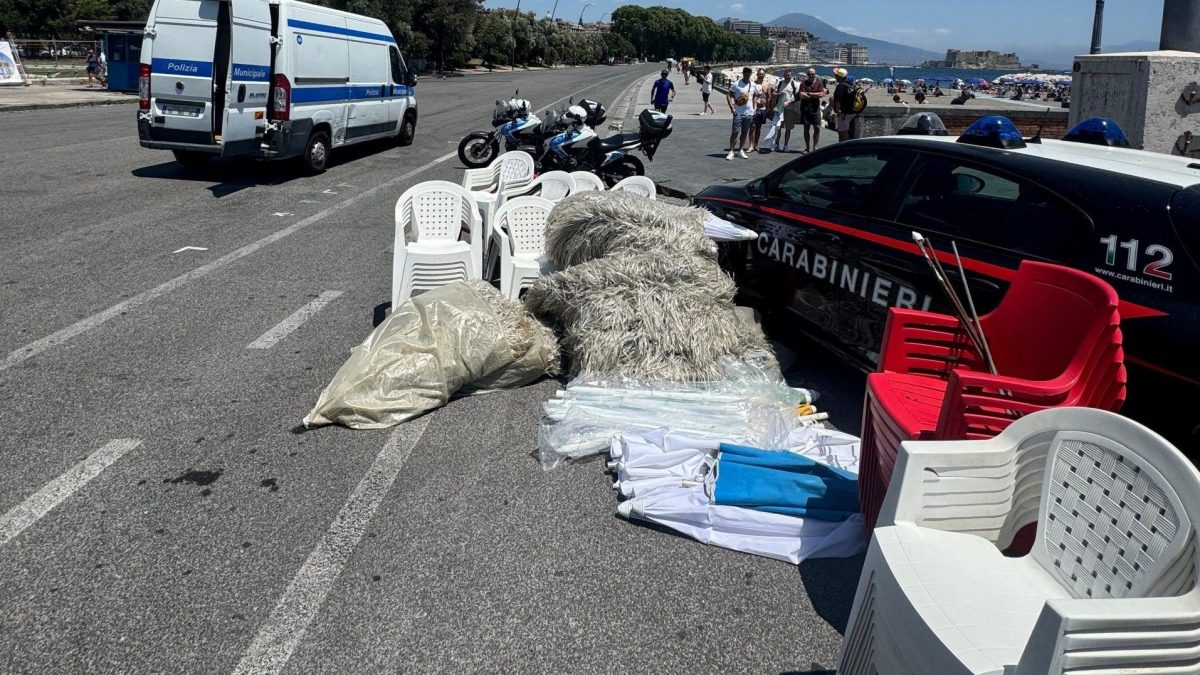 Il sequestro di sedie, lettini e ombrelloni alla rotonda Diaz