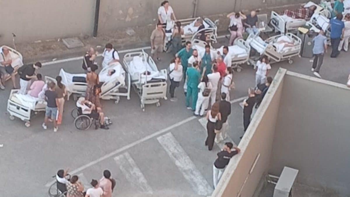 I pazienti spostati all’esterno durante l’incendio