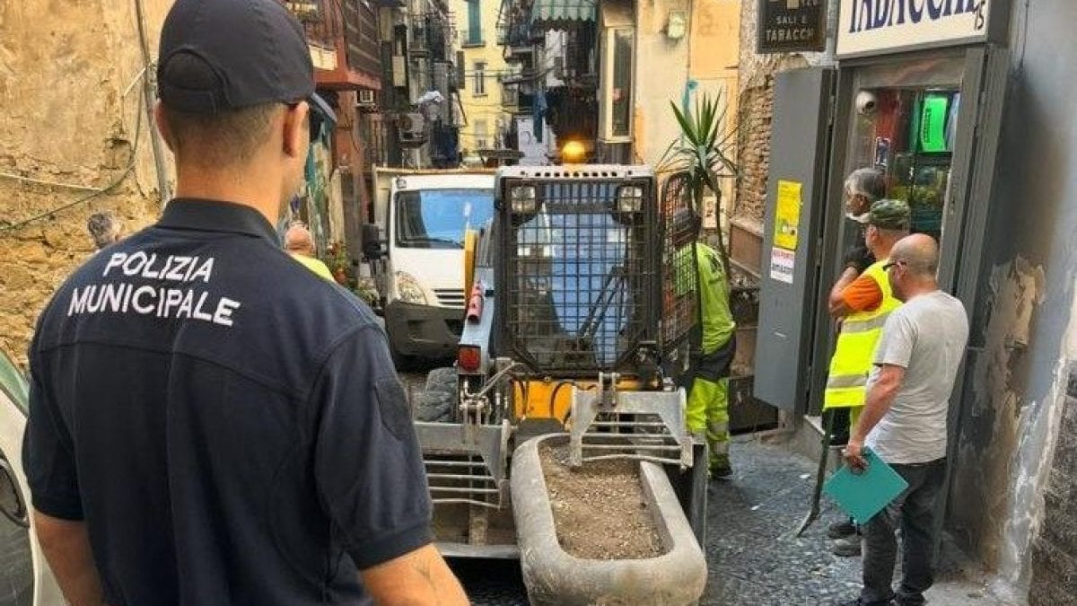 Rimossi paletti abusivi per la sosta ai Quartieri Spagnoli