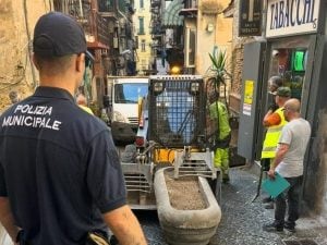Ai Quartieri Spagnoli rimossi oltre 100 paletti, fioriere, s