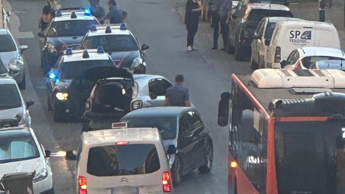 L’auto danneggiata del ragazzo rapinato / Fanpage.it