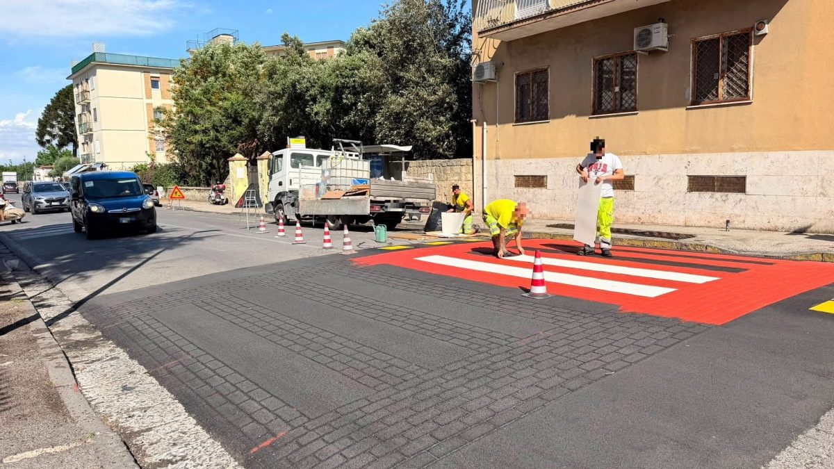 Le nuove strisce pedonali rialzate in via Caravaggio / Fanpage.it