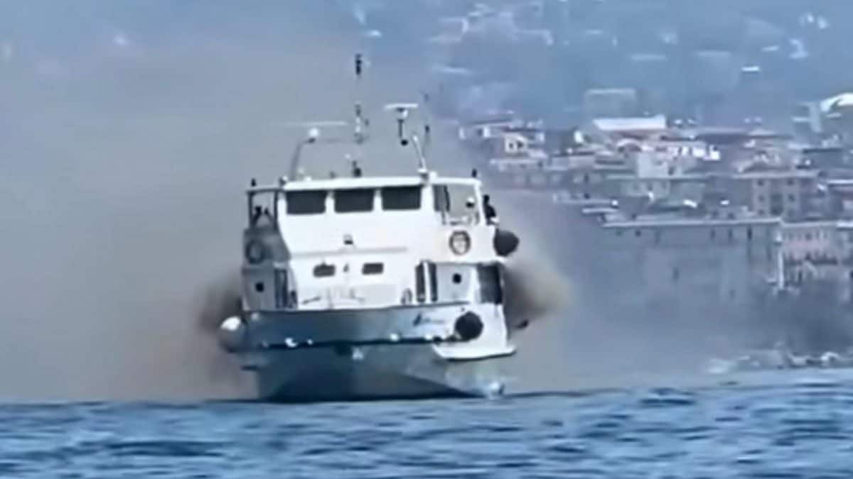 Traghetto in fiamme al Porto di Salerno