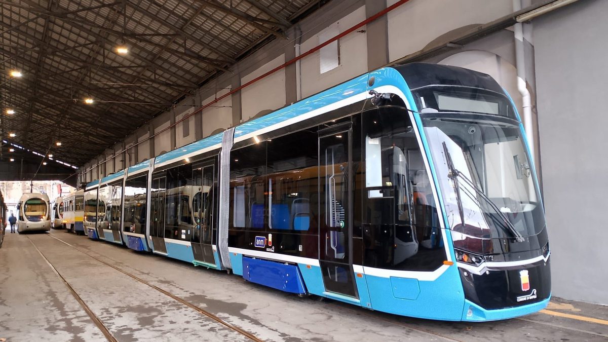 Il nuovo tram del mare di Napoli prodotto dalla turca Bozankaya / Foto Augusto Cracco