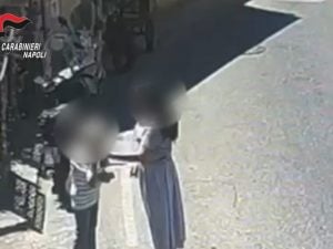 “Sono un maresciallo, suo figlio è in carcere”: travestito d