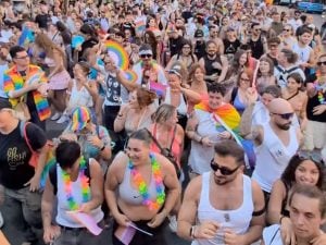 https://staticfanpage.akamaized.net/wp-content/uploads/sites/30/2026/06/ventaglio-arcobaleno-pride-napoli-300x225.jpg