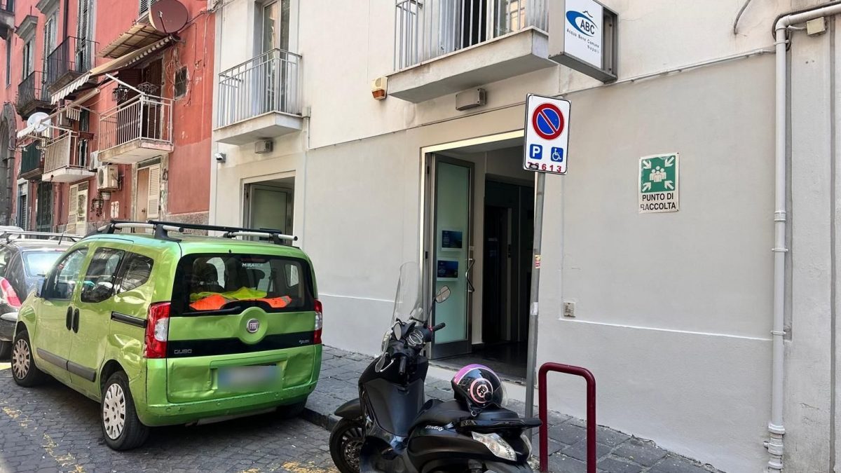 L’ufficio Abc di via Ventaglieri a Napoli / Fanpage.it