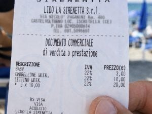Polemica per il biglietto d'ingresso in spiaggia di una bambina