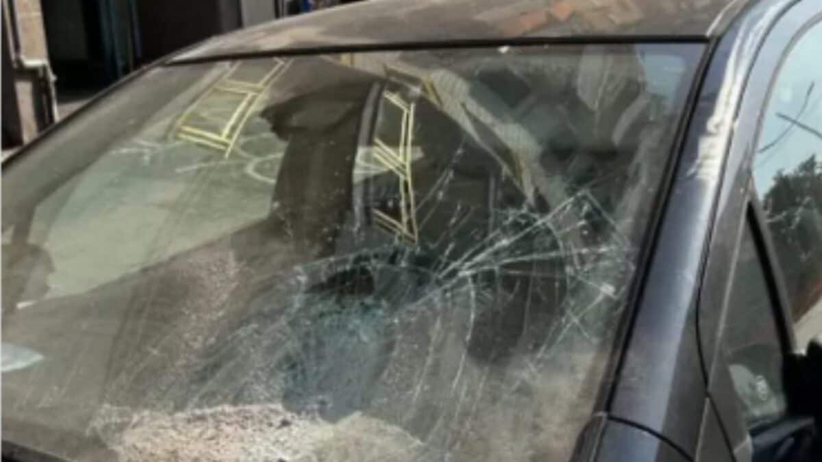 L'auto danneggiata alla Riviera di Chiaia