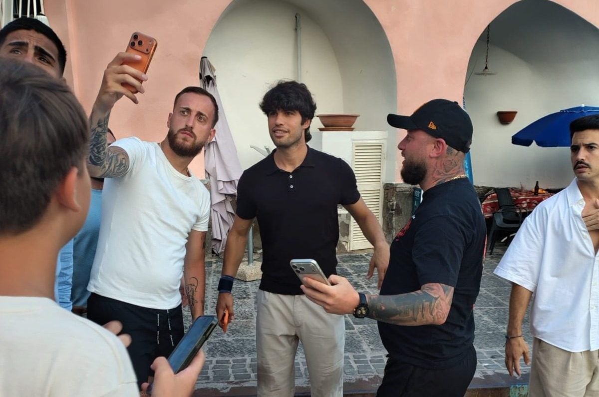 Carlos Alcaraz con alcuni fan a Procida