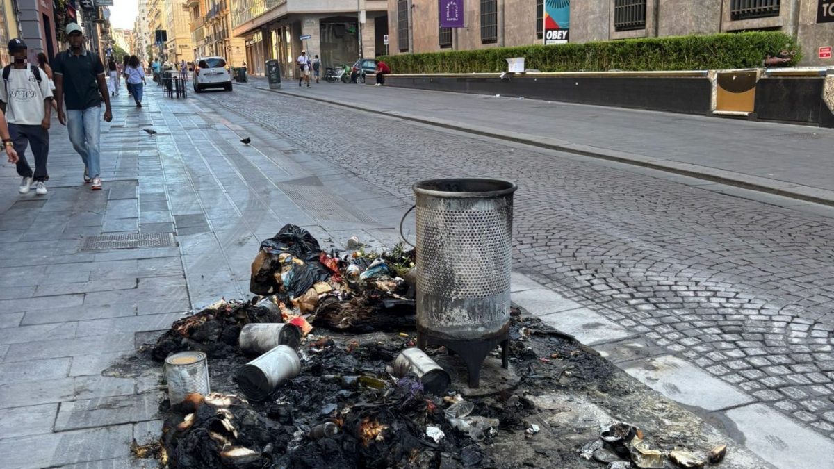 Incendiato bidone dei rifiuti in via Toledo / Fanpage.it