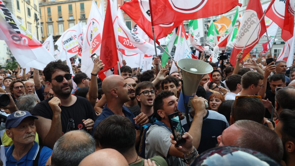 La protesta di Potere al Popolo in piazza del Gesù a Napoli