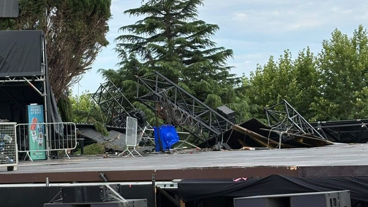 Il palco dell’ex Base Nato di Bagnoli crollato / Fanpage.it
