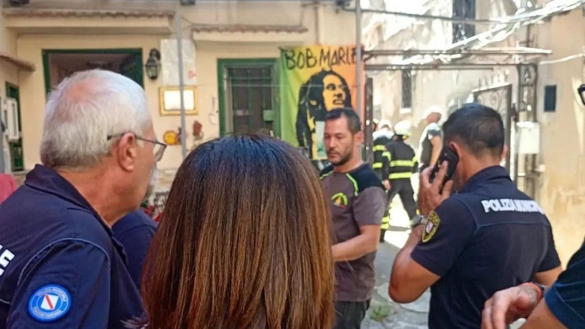 Sindaca e agenti sul luogo del crollo