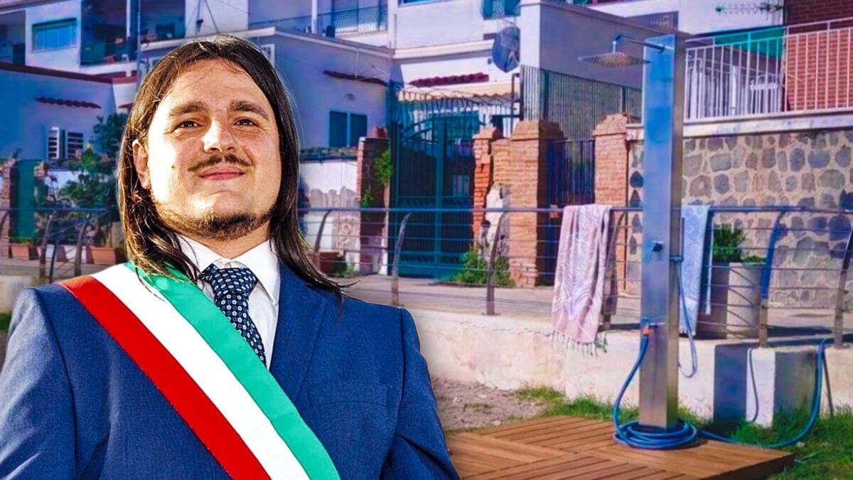 Josi Gerardo Della Ragione. A destra, una delle docce in spiaggia