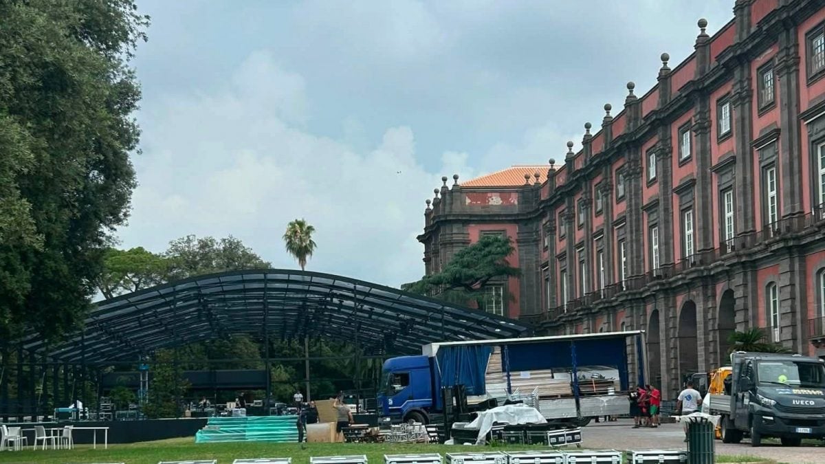 La tensostruttura allestita sul prato accanto al Museo di Capodimonte