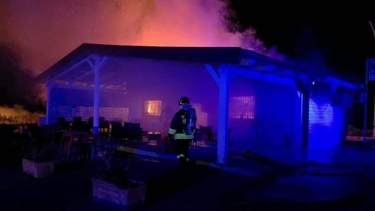 L'incendio nel bar tabacchi di Polla (Salerno)