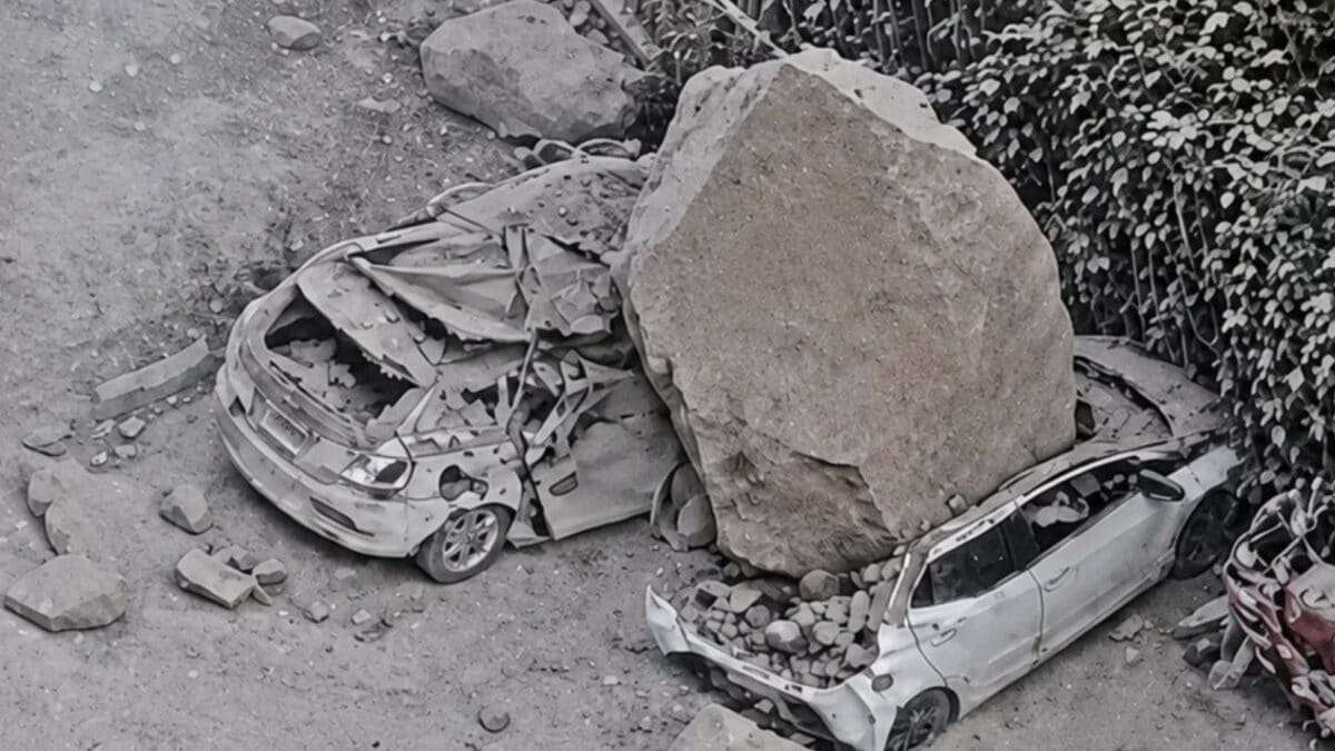 Una delle immagini–simbolo di questo terremoto: l'auto schiacciata da un grosso masso caduto da un costone a Pozzuoli