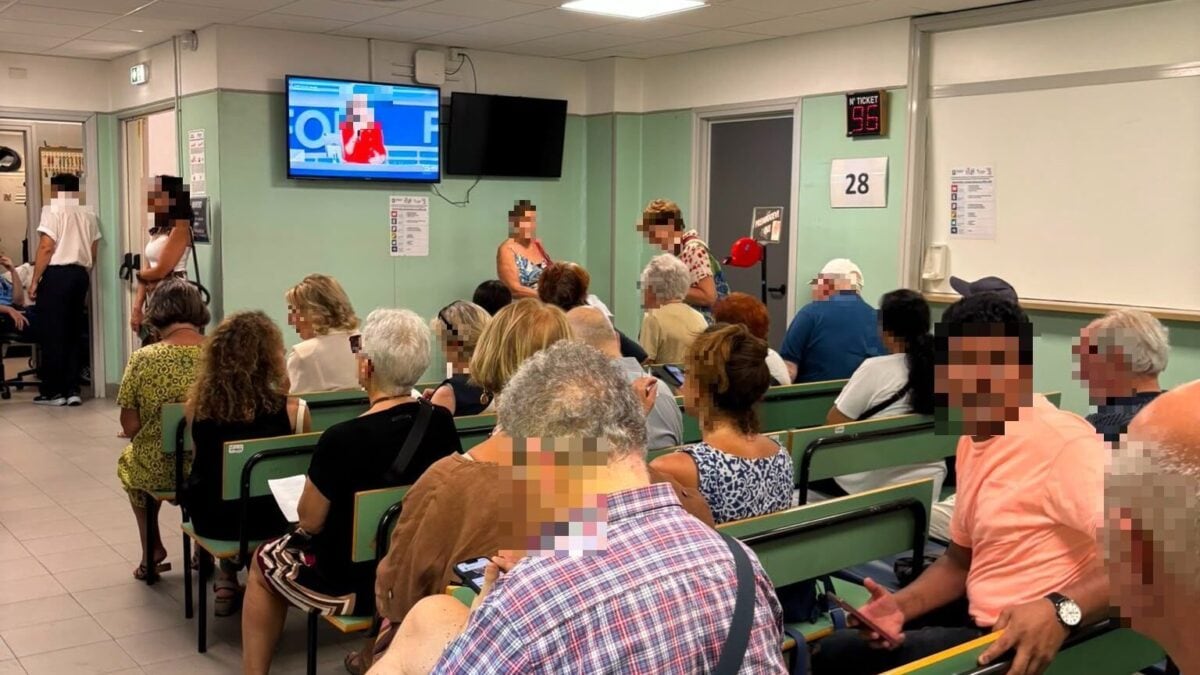 La folla in sala d'attesa all'Asl Napoli 1 / Fanpage.it