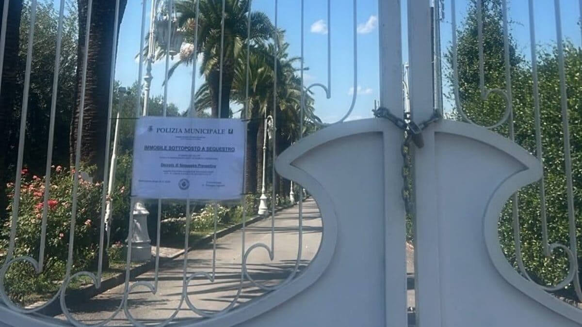 I sigilli apposti all'ingresso del Grand Hotel La Sonrisa