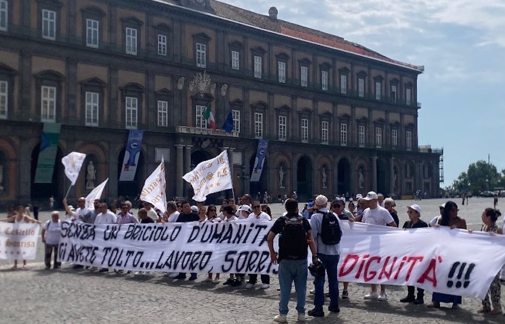 Castello La Sonrisa, la proprietà del ristorante non ha avviato la crisi d'impresa. Lavoratori, protesta davanti la Prefettura