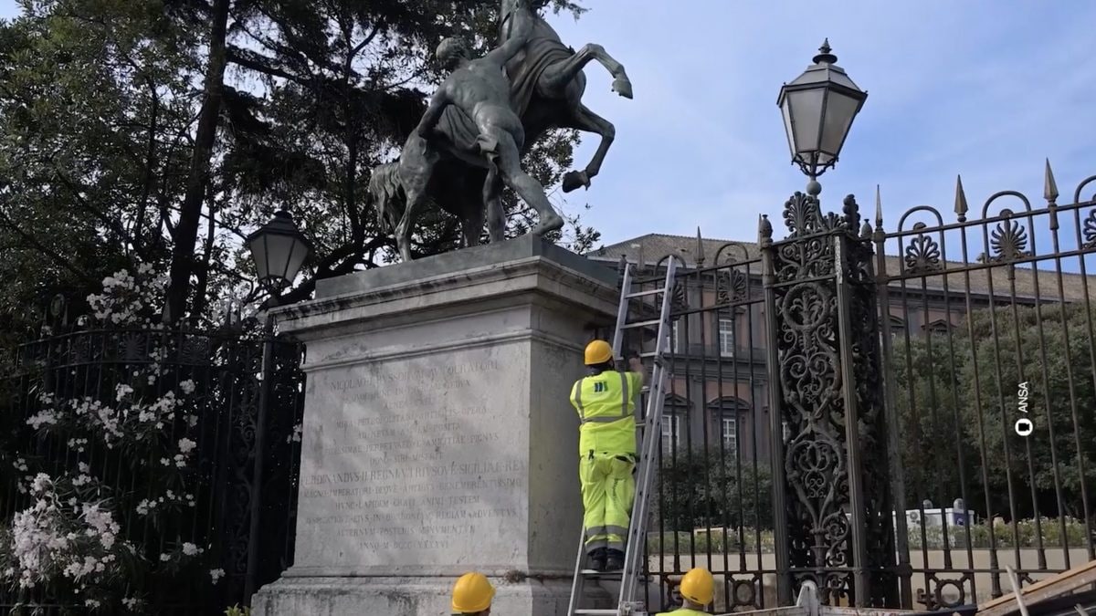Operai al lavoro per rimuovere lo straccio