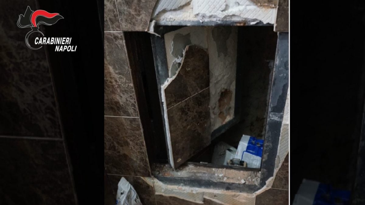 Uno dei bunker trovati dai carabinieri a Torre Annunziata (Napoli)