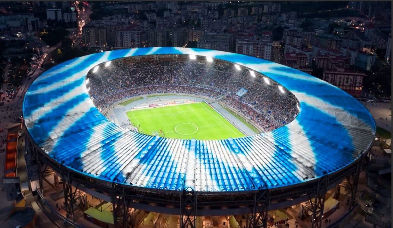 La volta del nuovo stadio si illumina