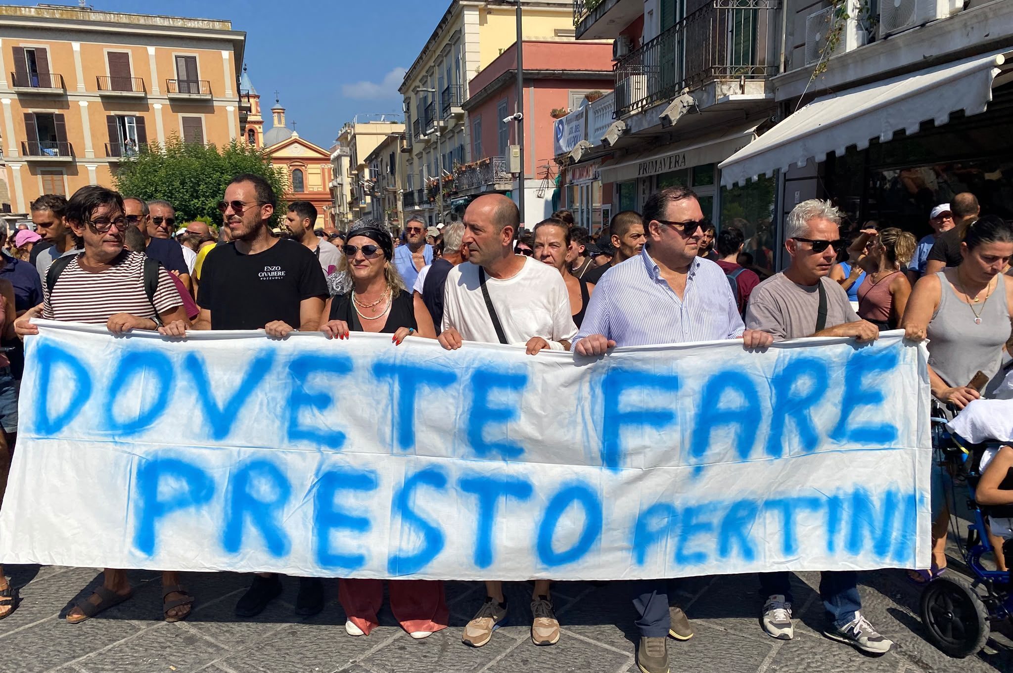 Migliaia di manifestanti al corteo a Pozzuoli / Fanpage.it