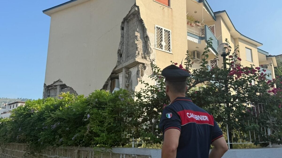 Una delle palazzine di Pozzuoli danneggiate gravemente dal sisma