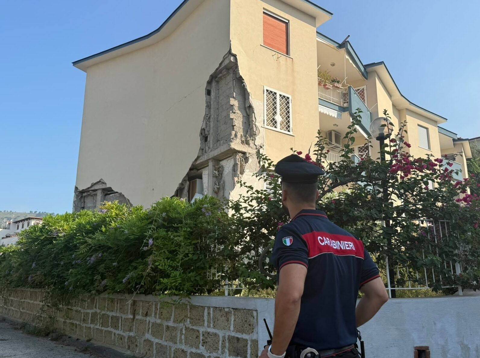 Una palazzina lesionata dal sisma 4.7 a Pozzuoli