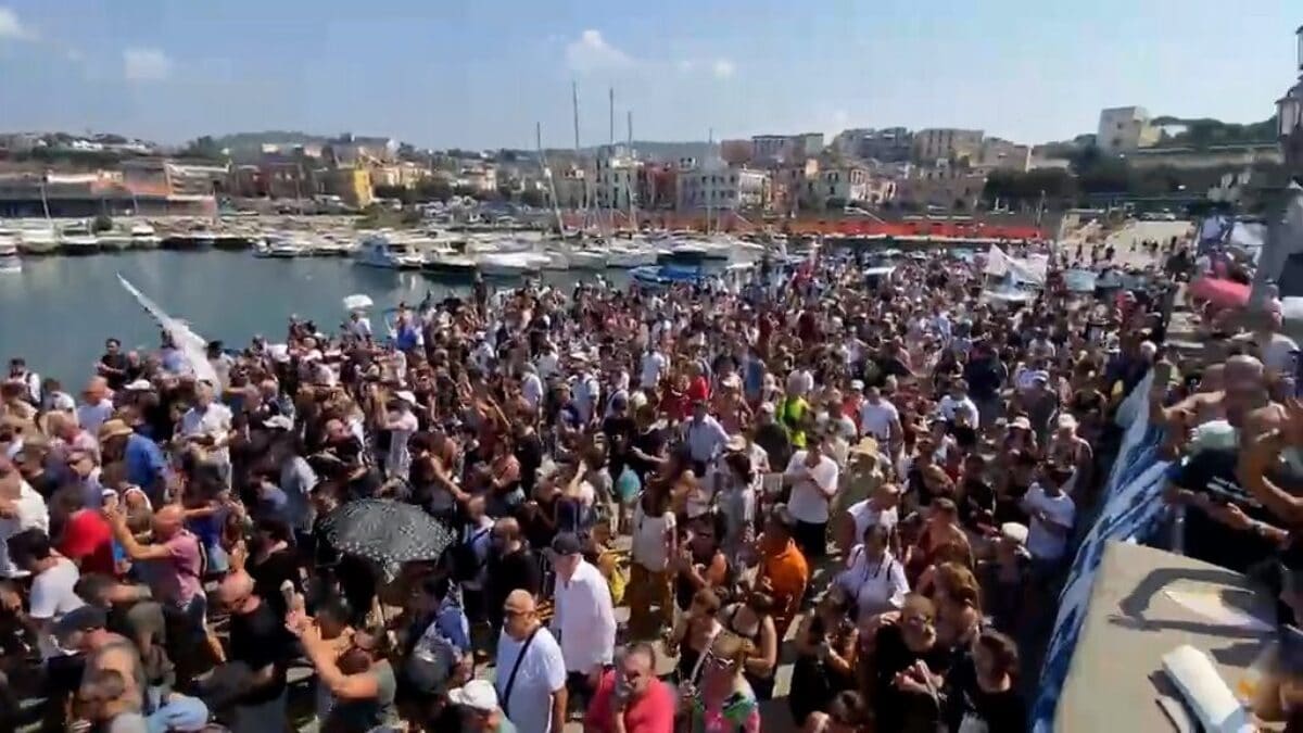 Un momento dell'occupazione delle banchine del porto di Pozzuoli da parte dei terremotati