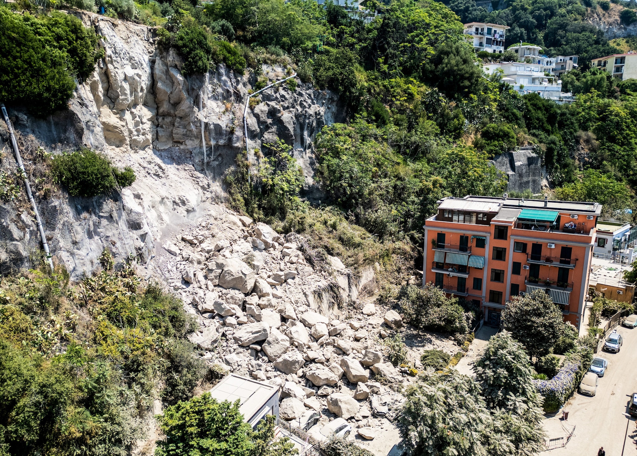Costoni crollati dopo il terremoto ai Campi Flegrei, la procura indaga: i fondi stanziati, mai usati