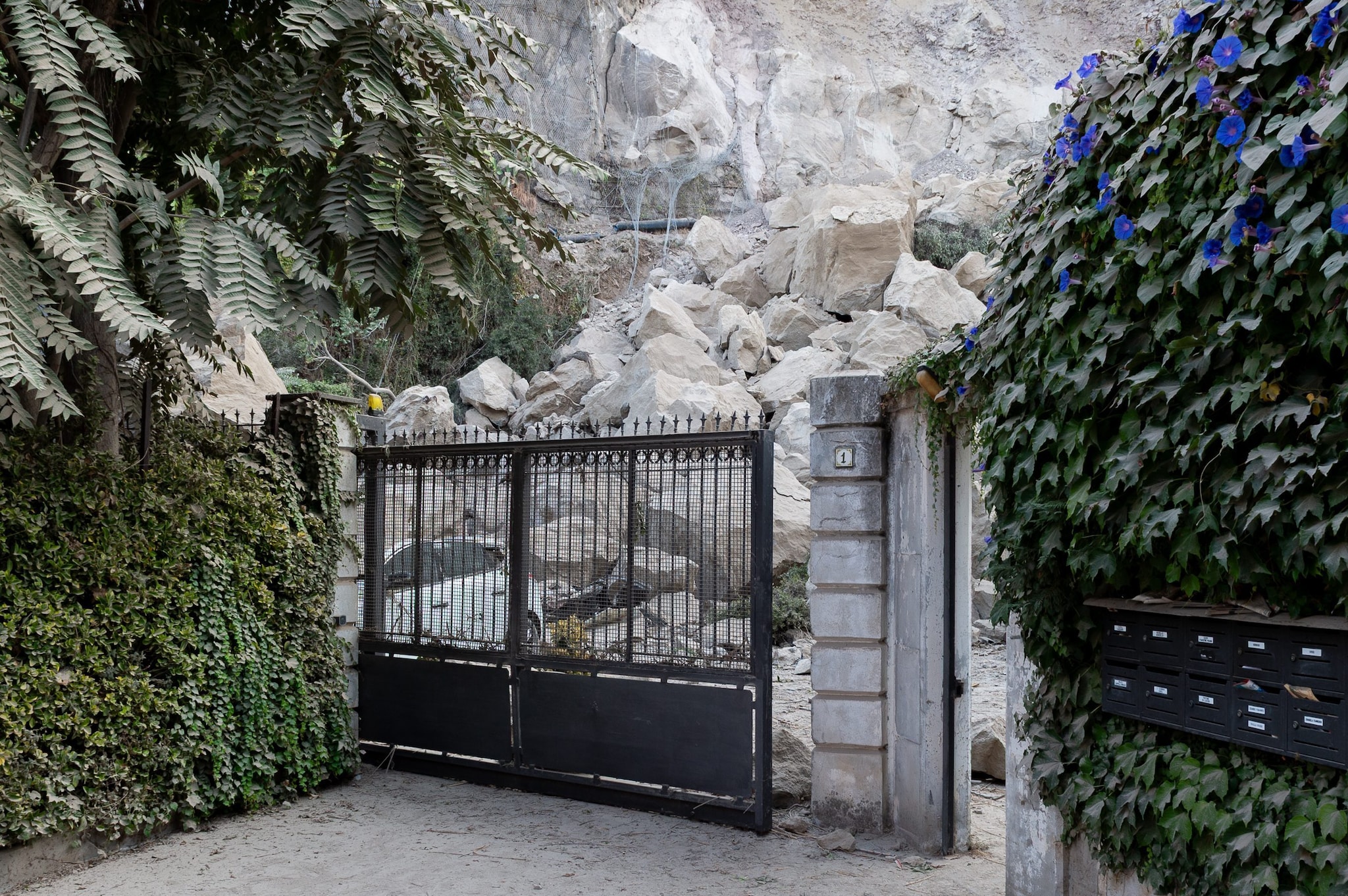 Terremoto Campi Flegrei, il parroco di Pozzuoli: "Palazzi sventrati e lesionati, siamo stati lasciati soli"