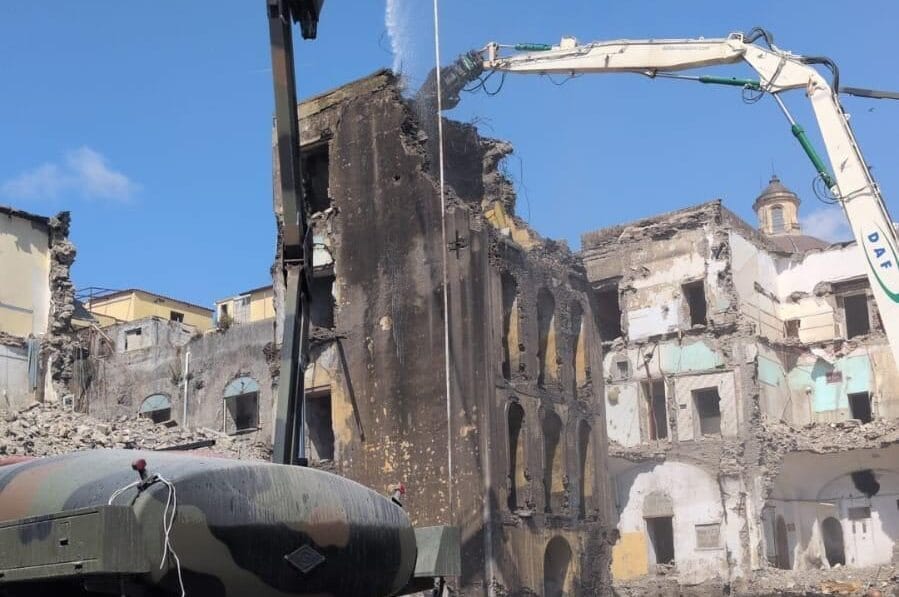 Demolito "Fortapasc" a Torre Annunziata, la torre della camorra di Palazzo Fienga non esiste più