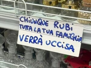 Denunciato il titolare di un negozio per minacce choc sui cartelli