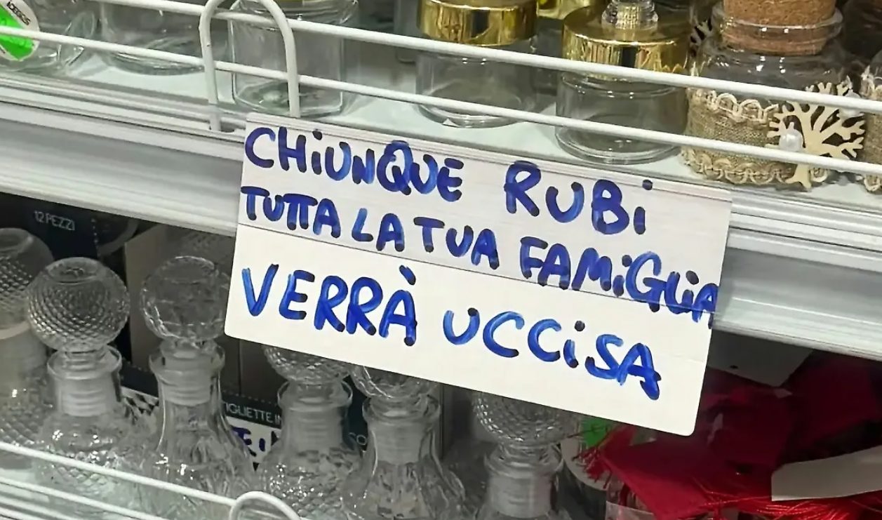 "Se rubi, tutta la tua famiglia verrà uccisa": cartello in un negozio a Pomigliano, denunciato il titolare