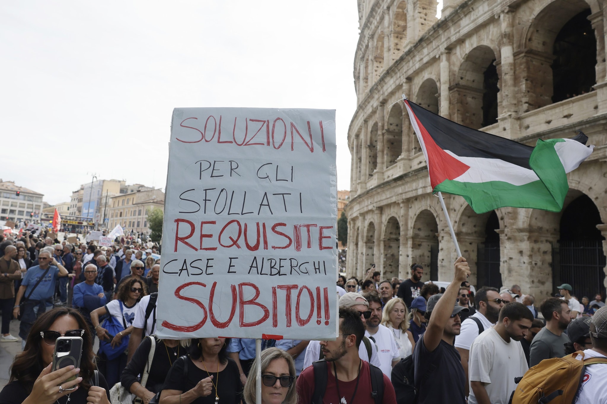 Campi Flegrei, manifestazione degli sfollati a Roma: "La terra trema, lo Stato dorme"