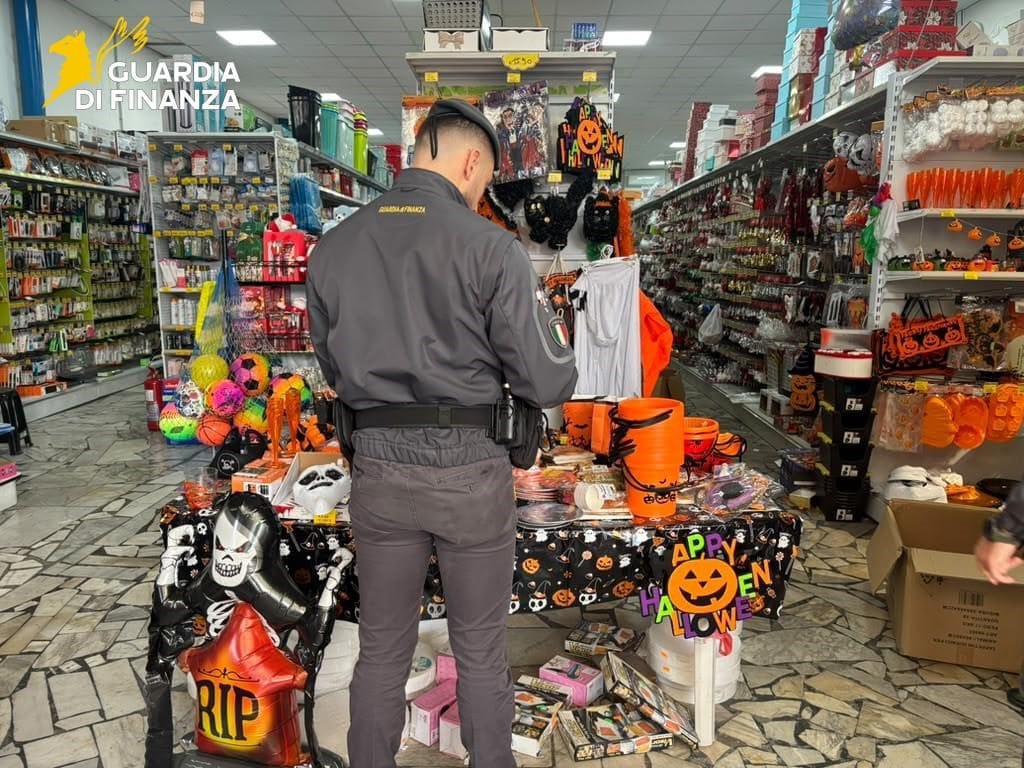 Sequestrati 270mila articoli per Halloween tra Napoli e provincia: pericolosi per i bambini