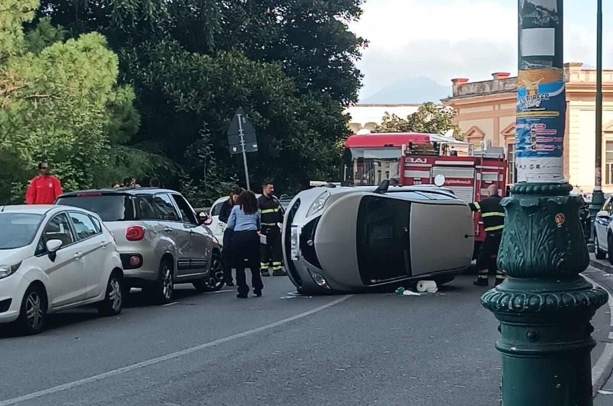 Incidente con auto ribaltata al Corso Vittorio Emanuele, ambulanza rompe la ruota: aiutata dai residenti