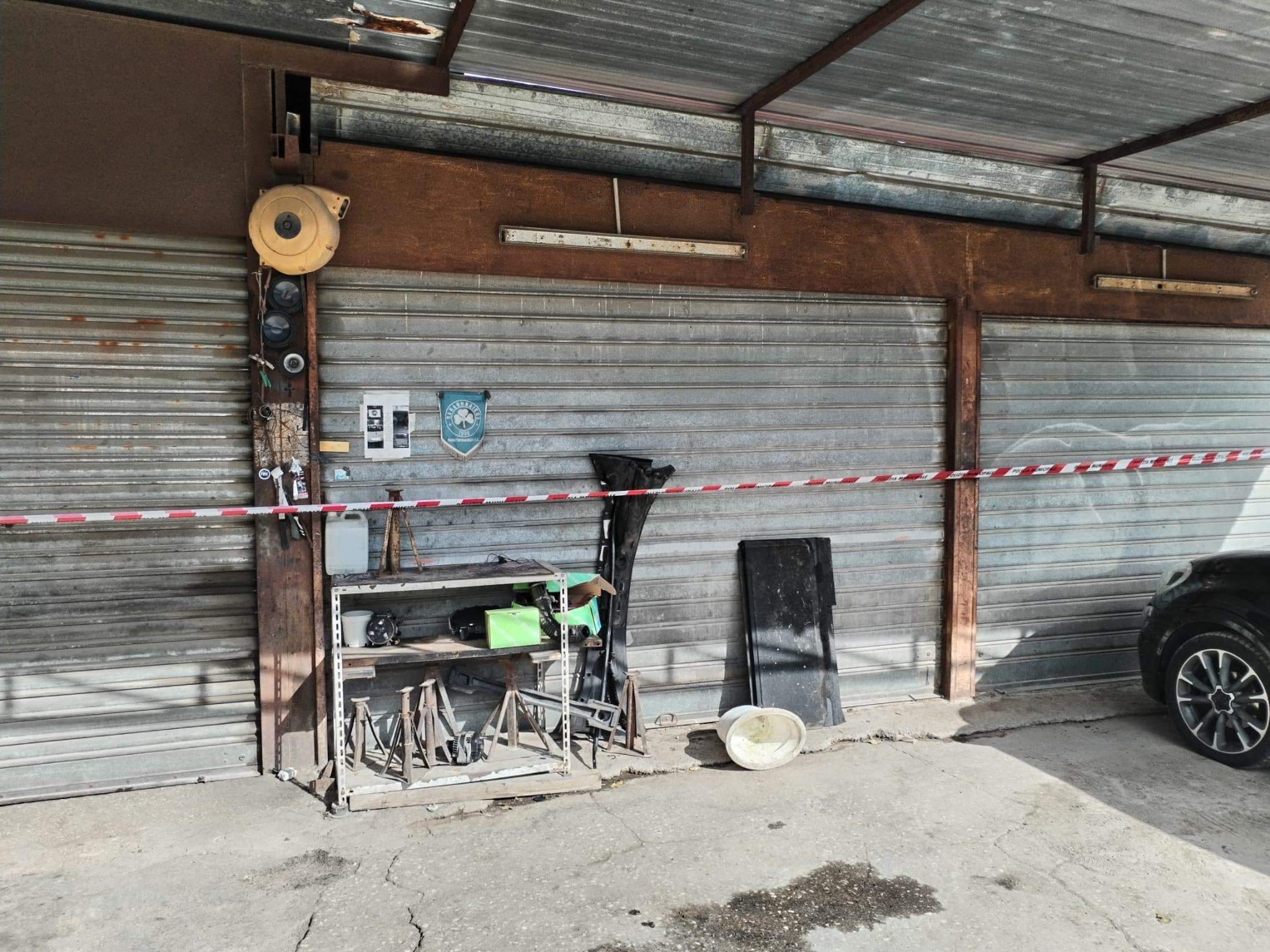 Pozzuoli, officina abusiva a Monterusciello tra rifiuti e olio nel suolo: sequestro e sanzioni da migliaia di euro