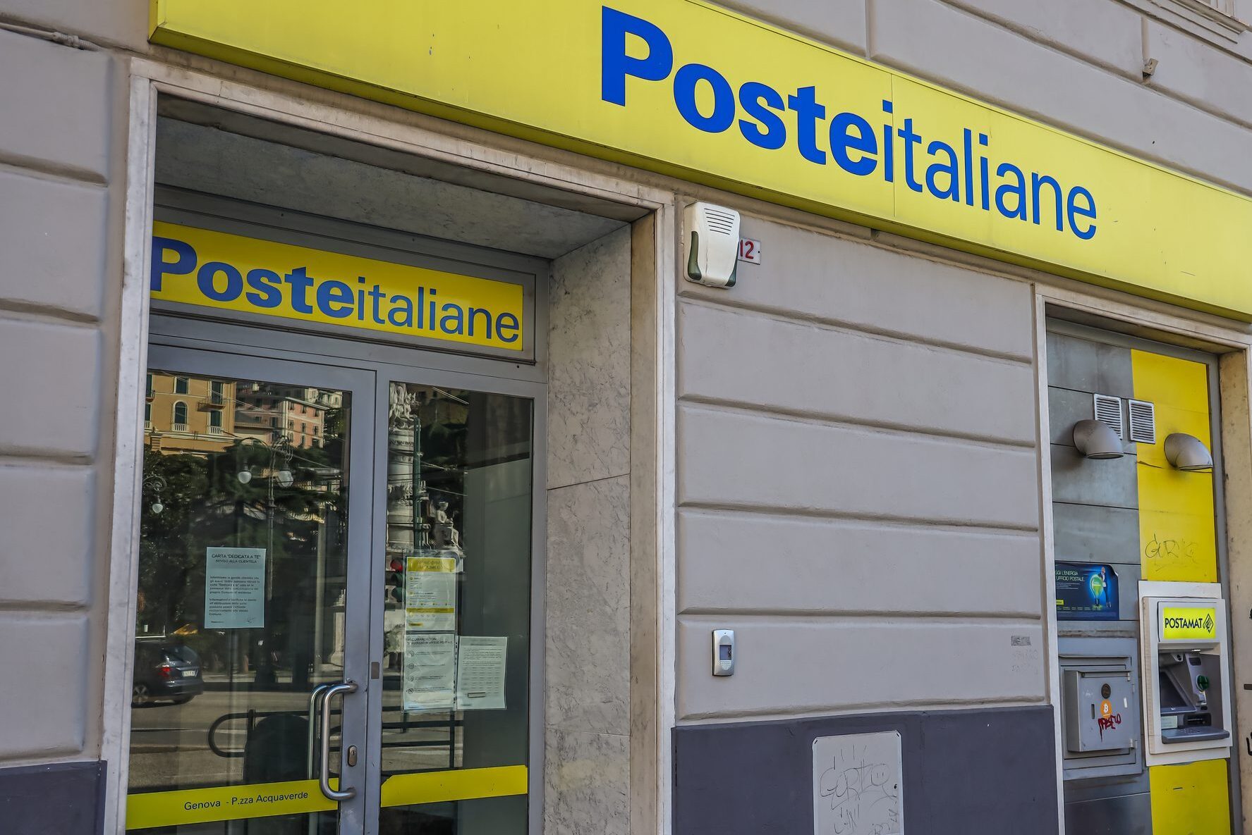 Va alle Poste, buca la ruota e gli rubano 1200 euro di pensione a Napoli: "Ora non ho i soldi per la spesa"