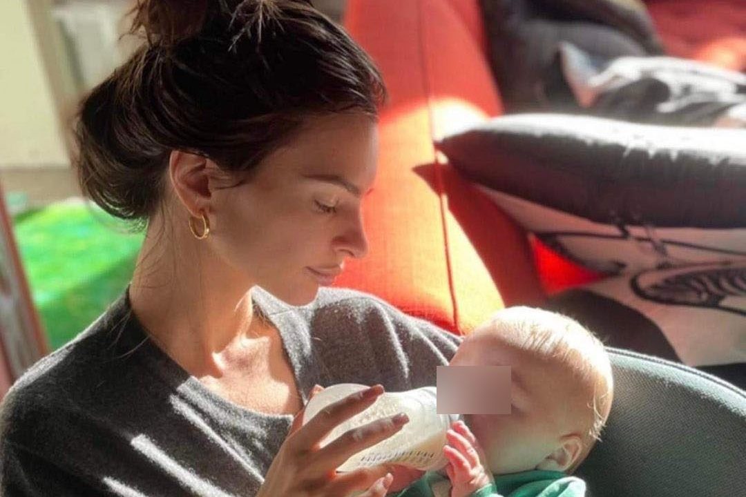 Emily Ratajkowski dolce mamma: l'adorabile foto con il piccolo Sylvester tra le braccia